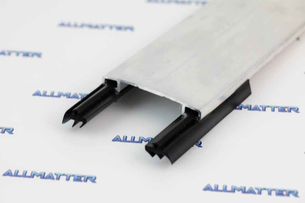 Profil łączący z tworzywa sztucznego i aluminium w układzie 6m