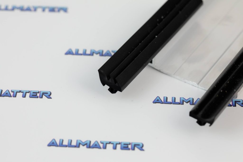 Uszczelka do profilu górnego S229 na tle logo Allmatter