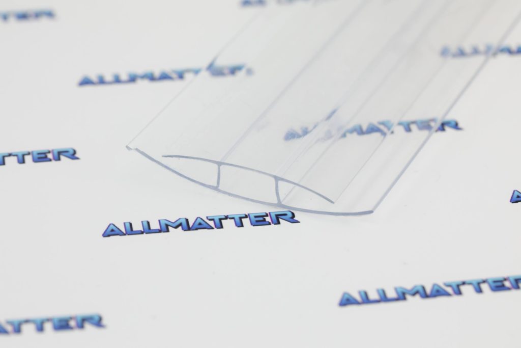 Profil łączący poliwęglanowy H10 na tle logo producenta