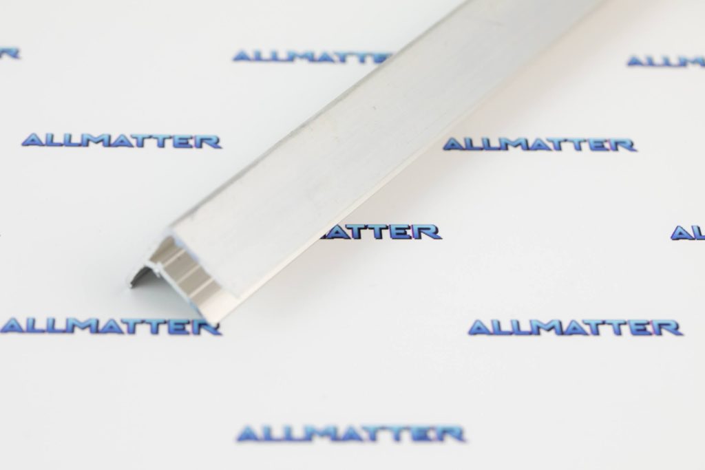 Profil aluminiowy F10 o długości 6 metrów na tle logo Allmatter