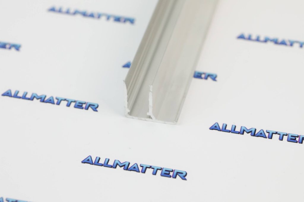 Profil aluminiowy F10 zamykający o długości 6 metrów na tle logo