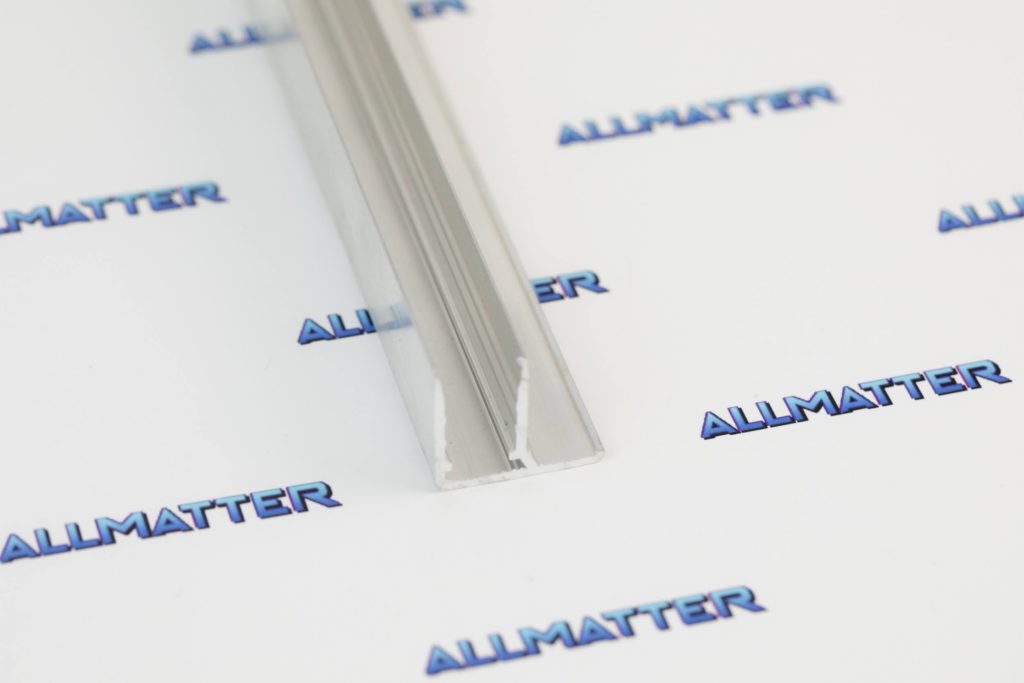 Profil aluminiowy zamykający F10 na tle logo Allmatter