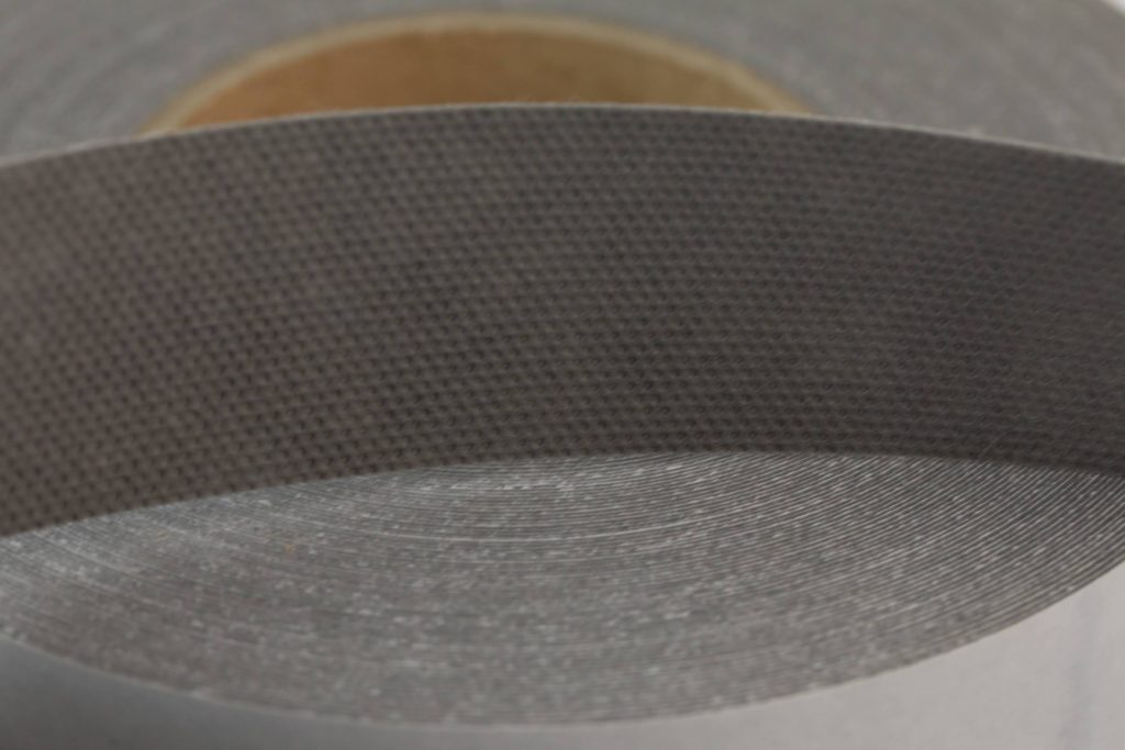 Taśma o szerokości 25 mm w ciemnoszarym kolorze.