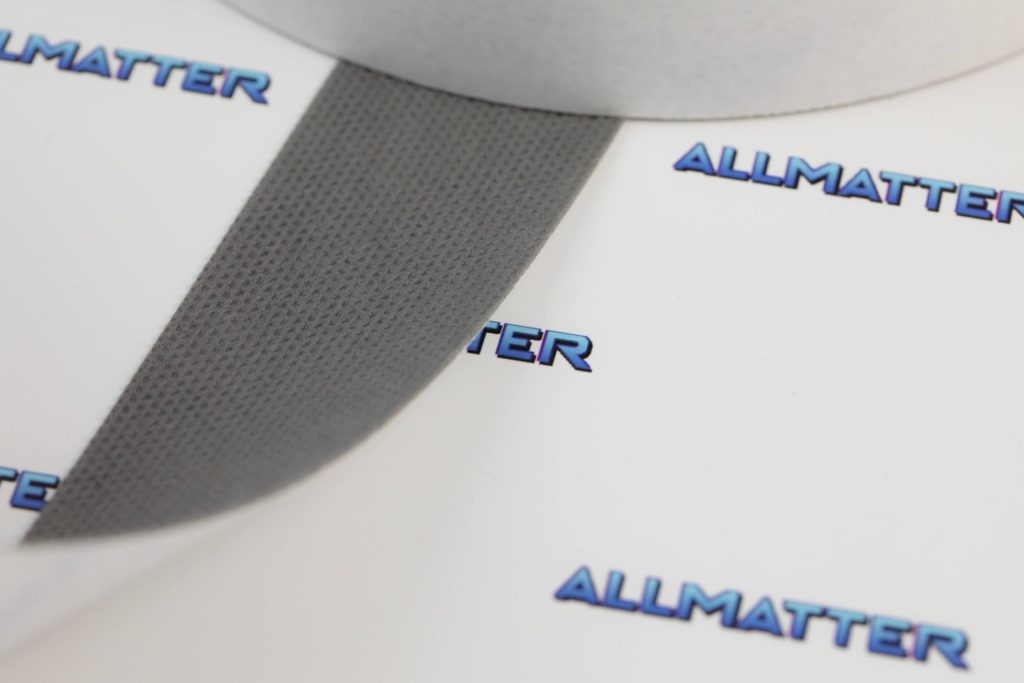 Szara taśma o szerokości 25 mm na tle z logo Allmatter