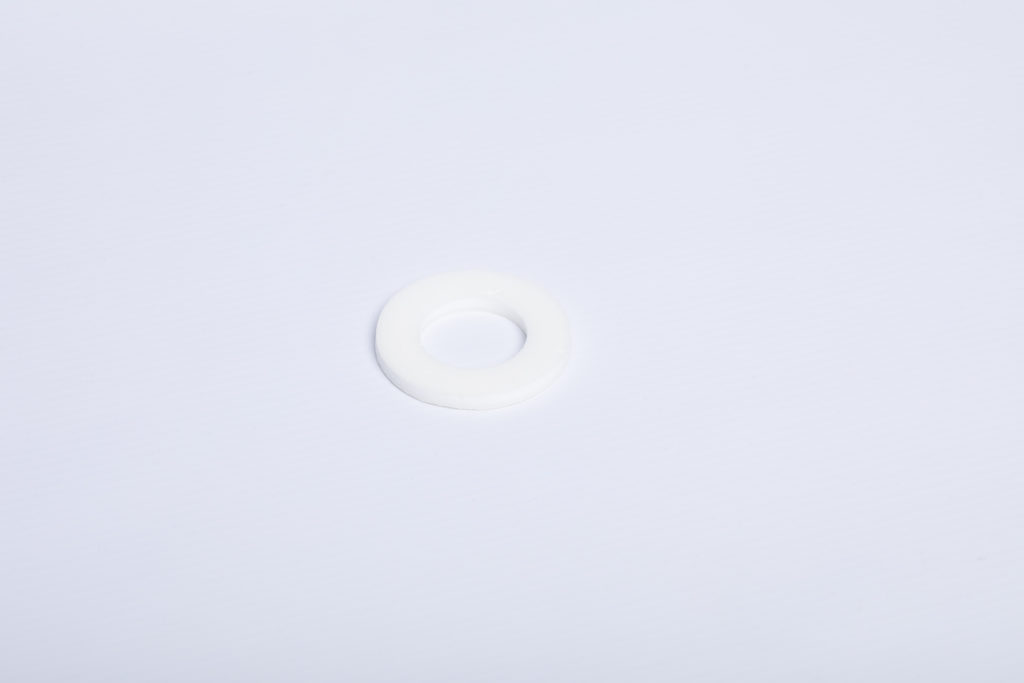 Biała podkładka grzybkowa o średnicy 10 mm na białym tle