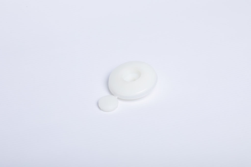 Biała podkładka grzybkowa do płyt grubości 10 mm na jasnym tle