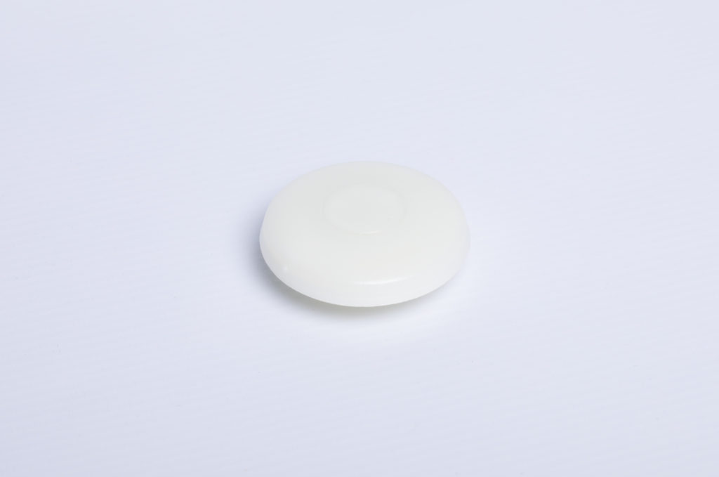 Biała podkładka grzybkowa o średnicy 10 mm na jasnym tle
