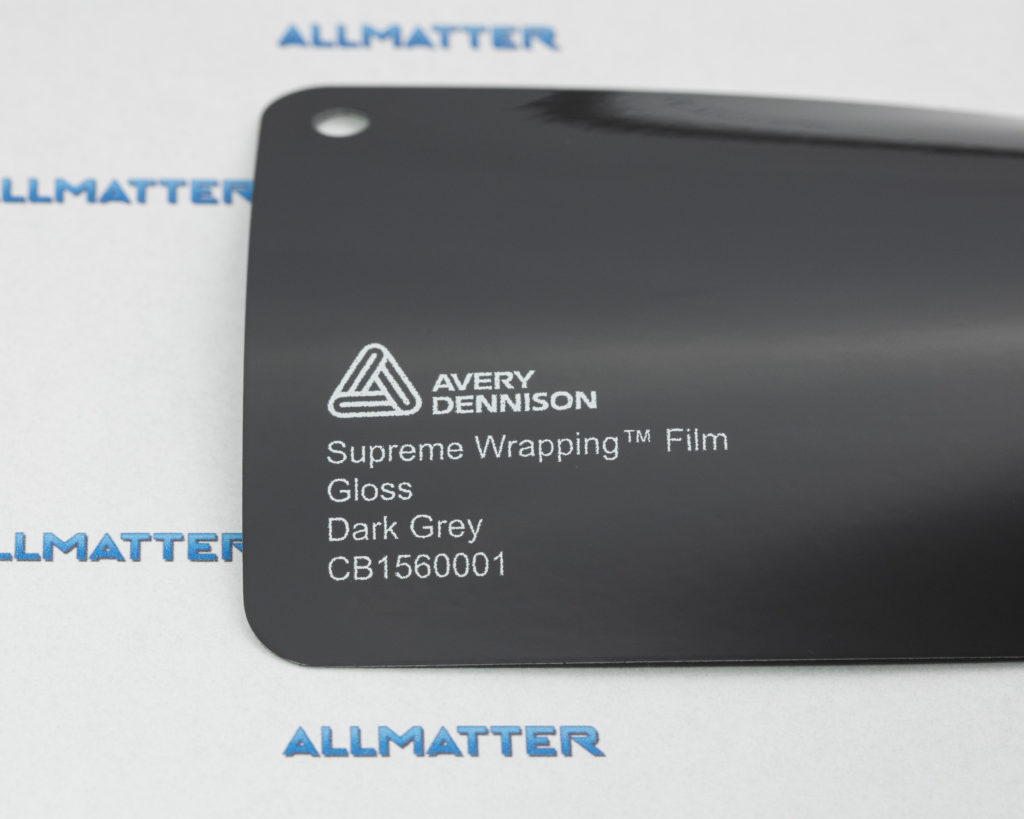 Próbka folii dekoracyjnej Avery w kolorze ciemnoszarym połyskującym.