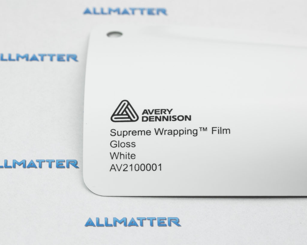 Biała folia do oklejania o połysku marki Avery Dennison AV2100001