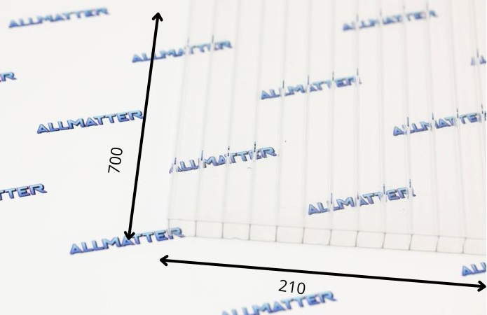 Przezroczysta płyta z wymiarami 700x210 mm i logo Allmatter