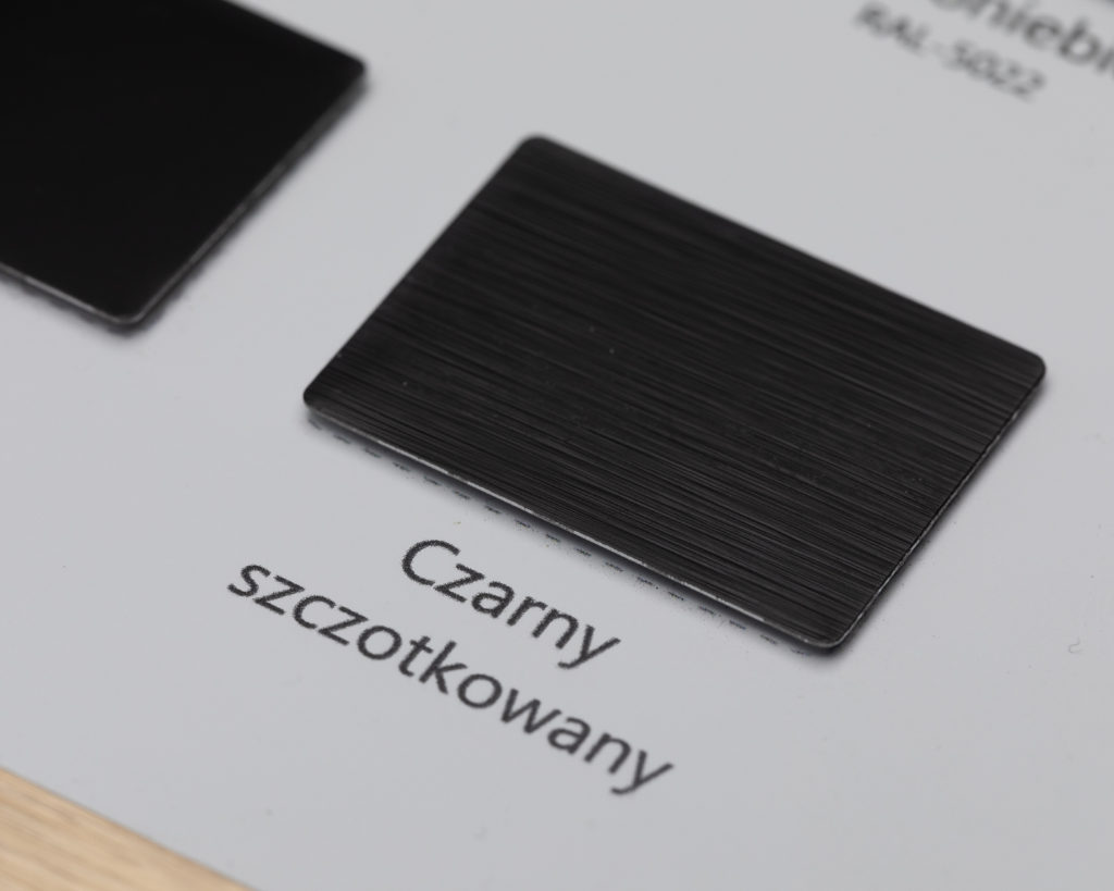 Czarna szczotkowana płyta kompozytowa Dibond na próbce materiału