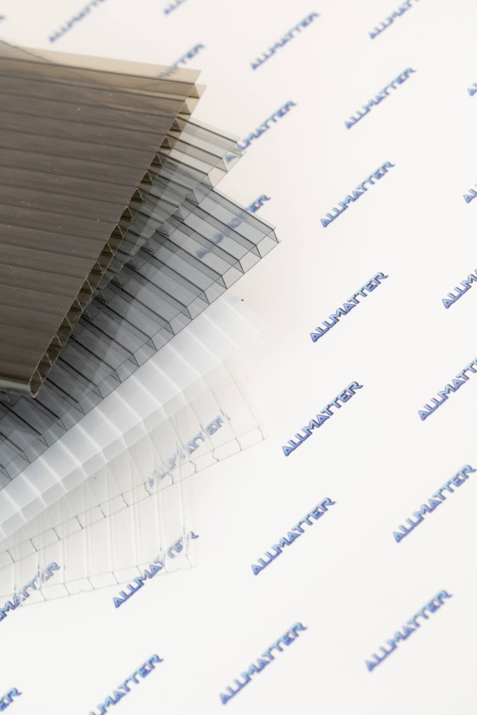 Przezroczyste i kolorowe panele poliwęglanowe ułożone na białym tle