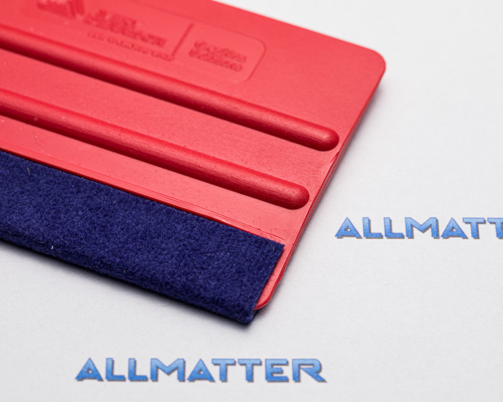 Czerwono-niebieska rakla Avery Squeegee Pro na tle logotypu Allmatter