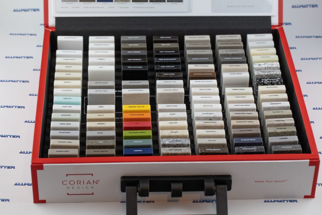 Próbki materiałów Corian w różnorodnych kolorach i teksturach
