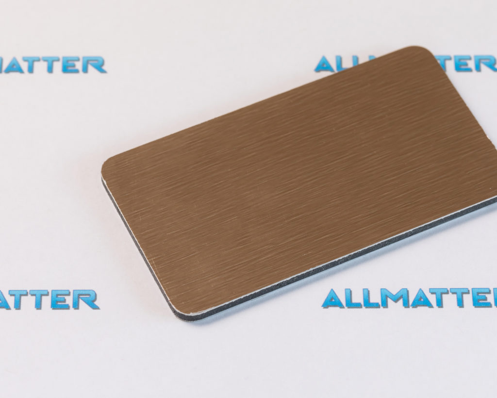 Metalowa karta na tle z napisem Allmatter