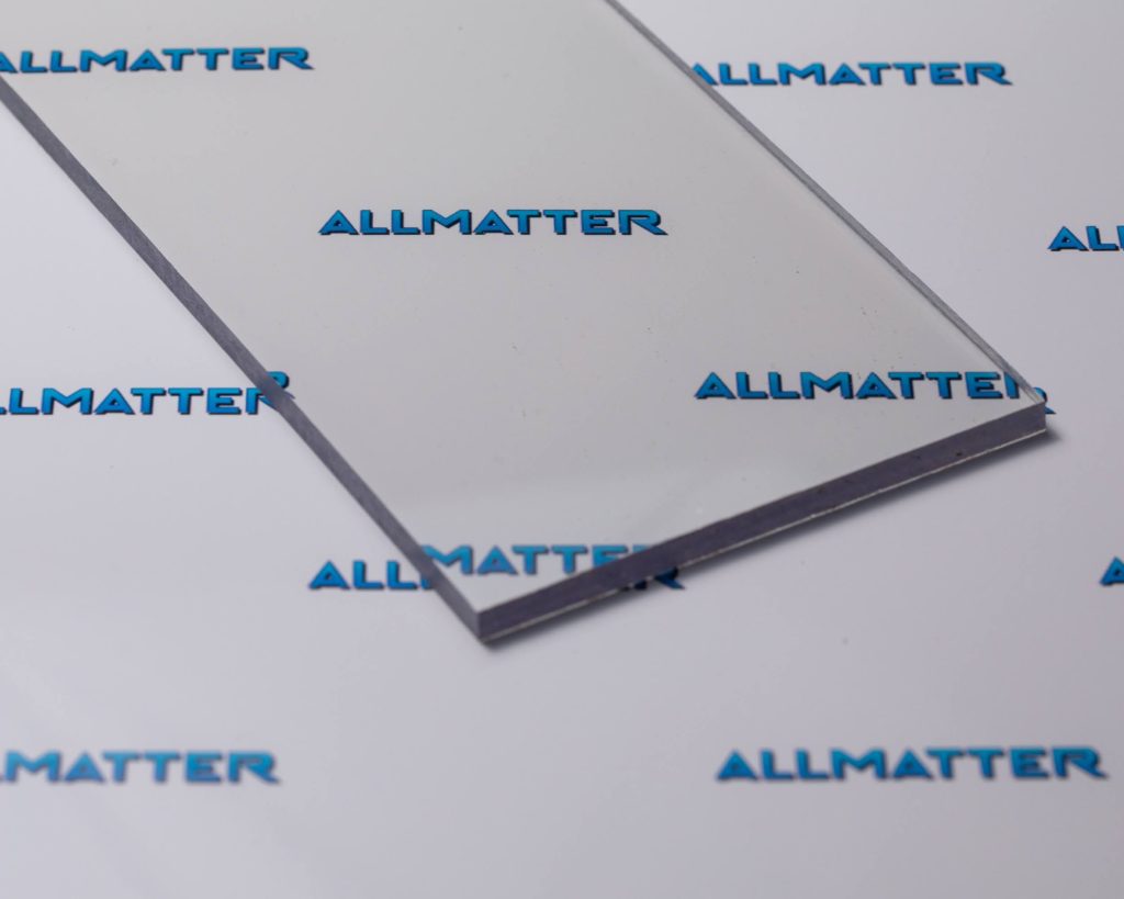 Przezroczysta płyta leży na tle z logo Allmatter