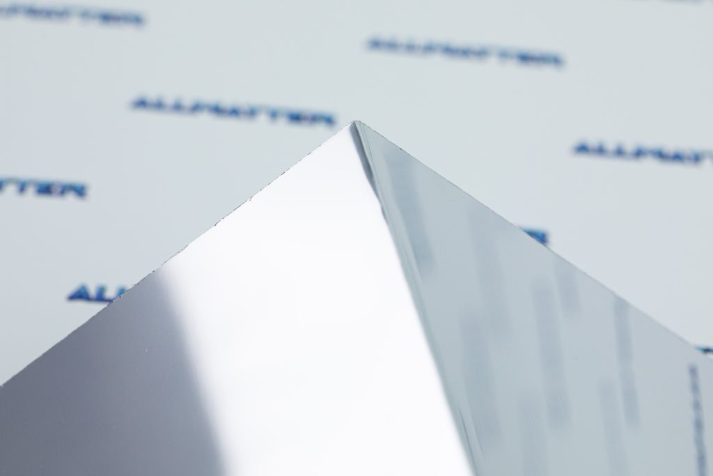 Szczyt lustrzanego obelisku na tle z logo Allmatter