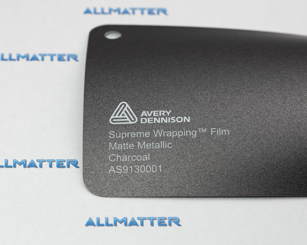 Próbka folii matowej metalicznej w kolorze węgla od Avery Dennison