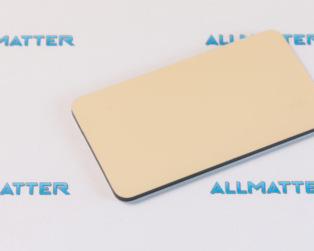 Beżowy panel dibondowy na tle logo Allmatter