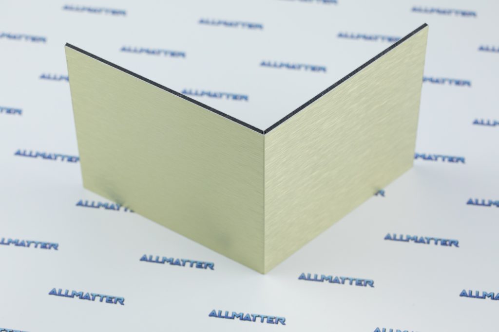 Złoty panel Dibond w kształcie litery V na tle logo.