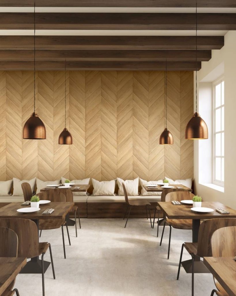 Nowoczesna restauracja z drewnianą dekoracją i mosiężnymi lampami wiszącymi