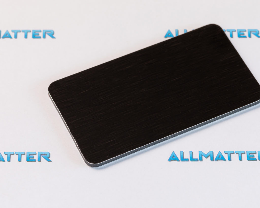 Czarny materiał dibond na tle napisu Allmatter