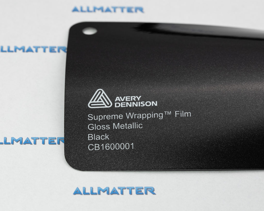 Czarna folia metaliczna Avery Dennison z oznaczeniem CB1600001