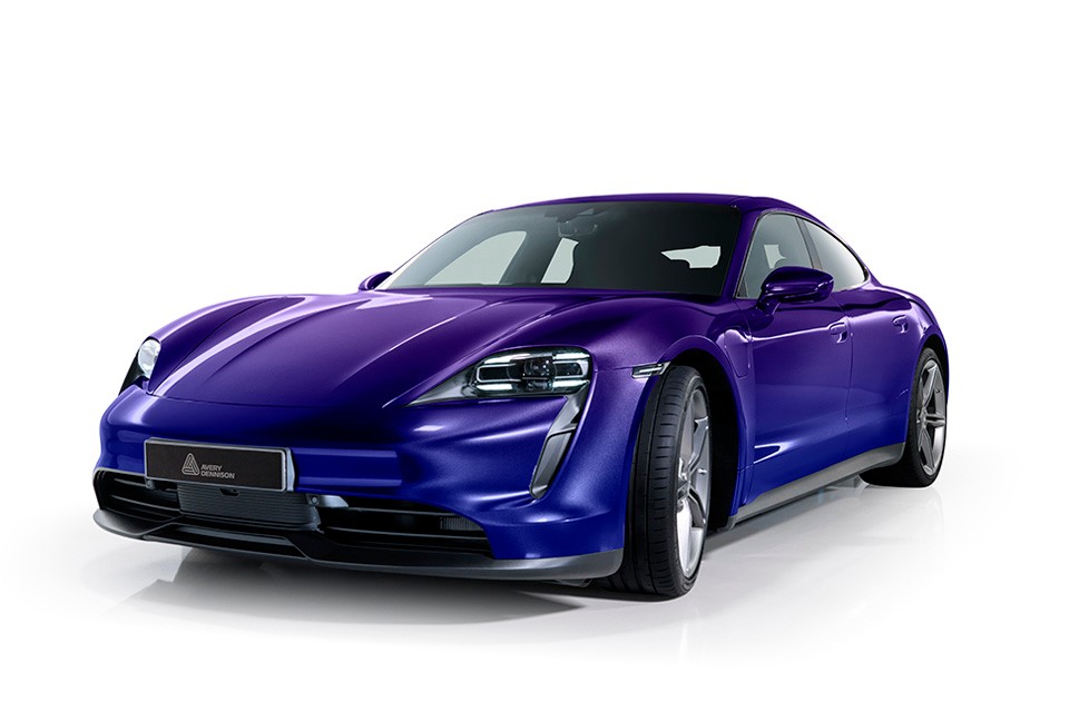 Samochód w kolorze metalicznego fioletu na białym tle