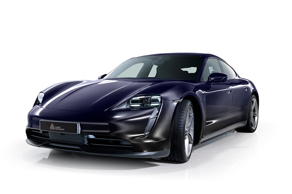 Samochód w kolorze czarnym z metalicznym wykończeniem na białym tle