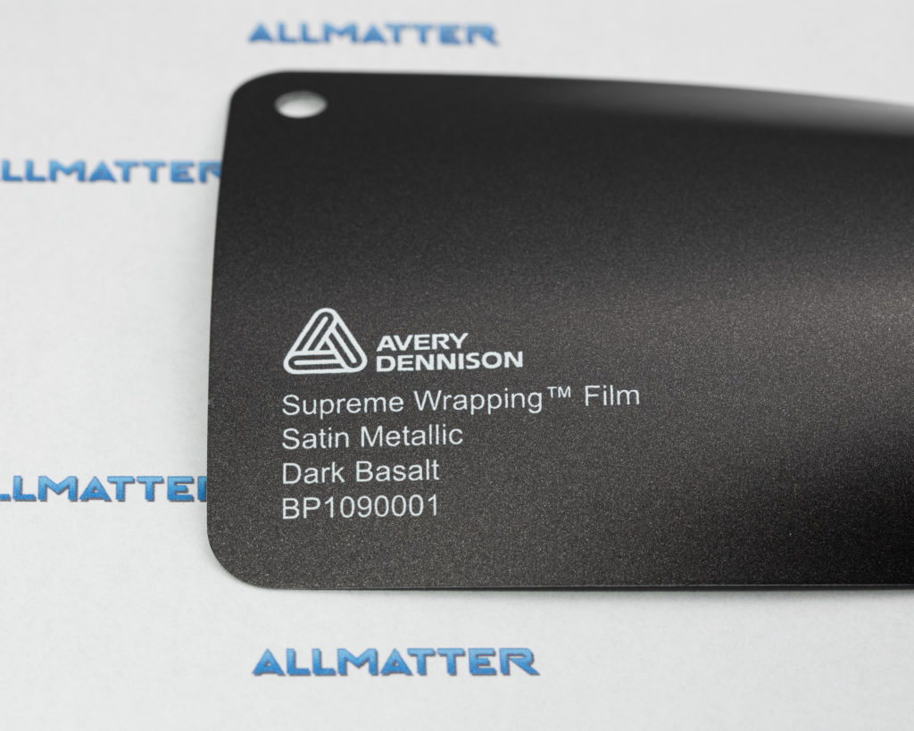 Próbka folii Avery Dennison w kolorze ciemnego bazaltu satynowego