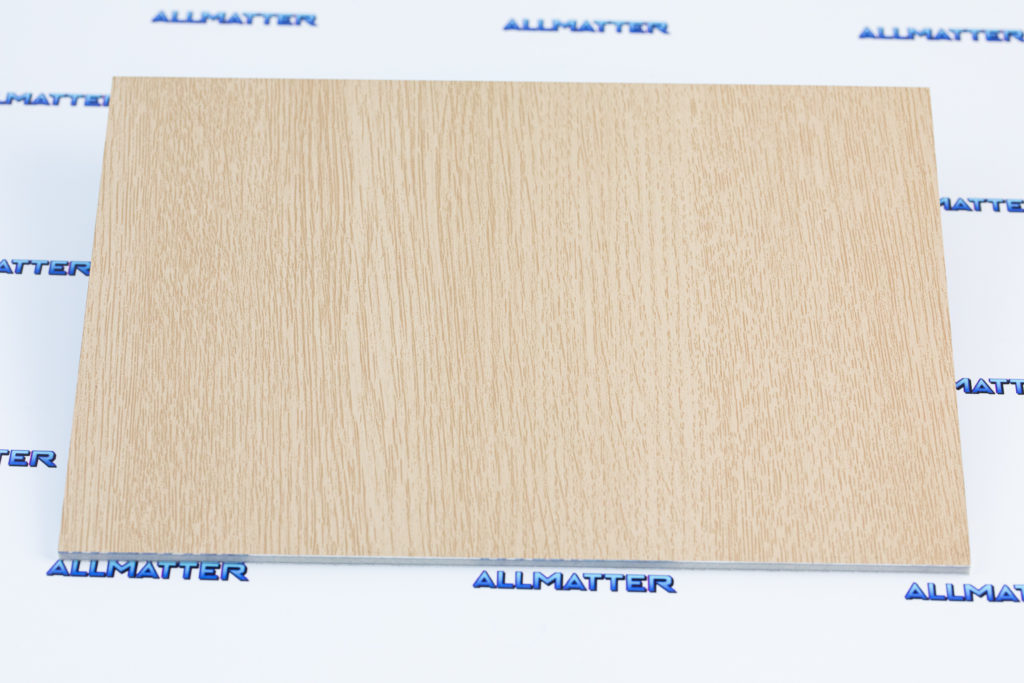 Płyta elewacyjna w kolorze jasnego dębu, imitująca drewno