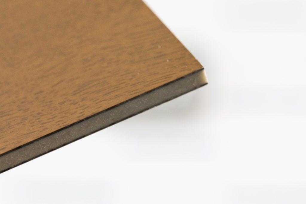 Płyta elewacyjna w kolorze dębu złotego o gładkiej fakturze