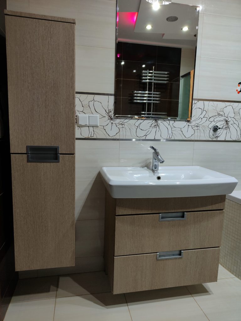 Nowoczesna łazienka z drewnianymi meblami i dużym lustrem