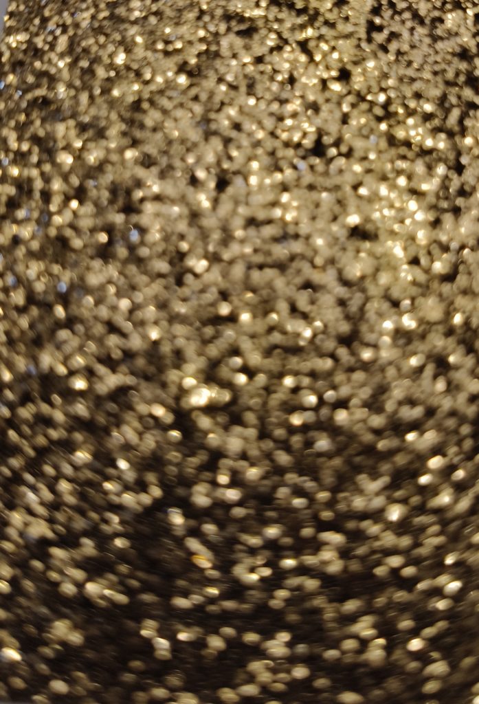 Zbliżenie na folię architektoniczną w odcieniu champagne z drobnymi błyskami.