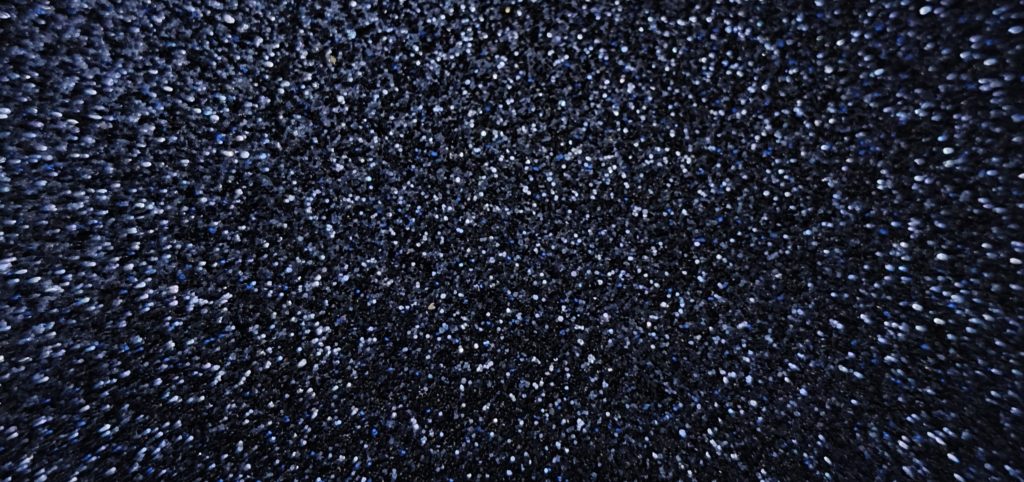 Folia architektoniczna w odcieniach granatu z błyszczącymi detalami