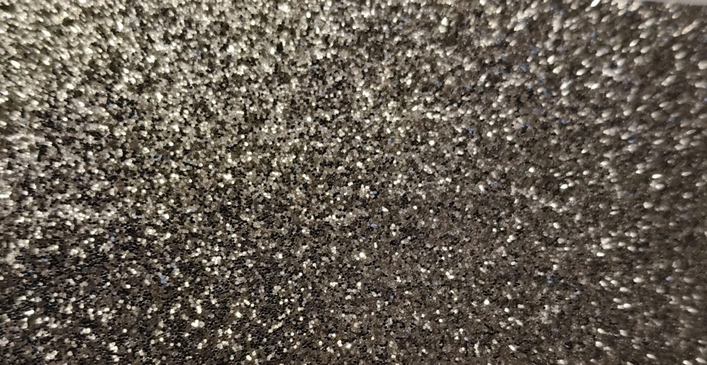 Folia architektoniczna w kolorze srebrnym z błyszczącą strukturą.