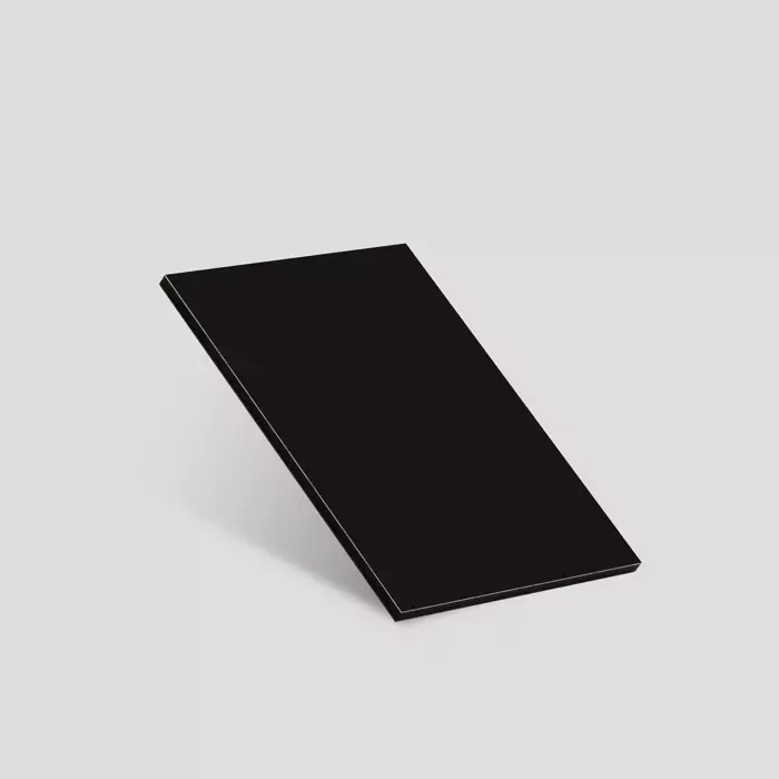 Czarna płyta DIBOND o wymiarach 1,5 x 4,05 m