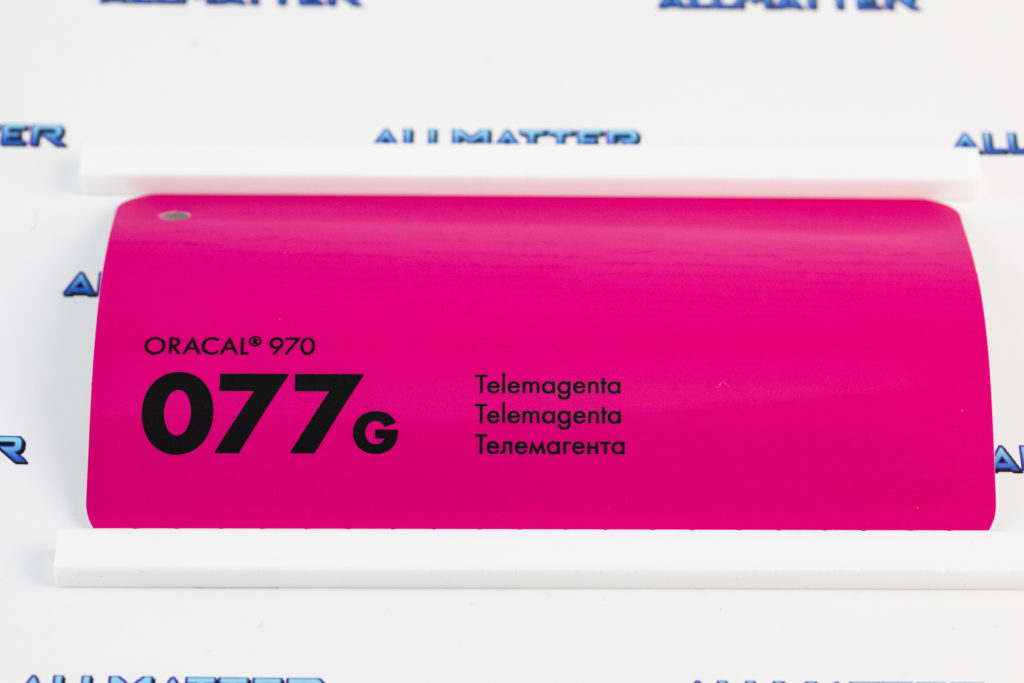Folia samochodowa Oracal 970 w kolorze telemagenta 077G