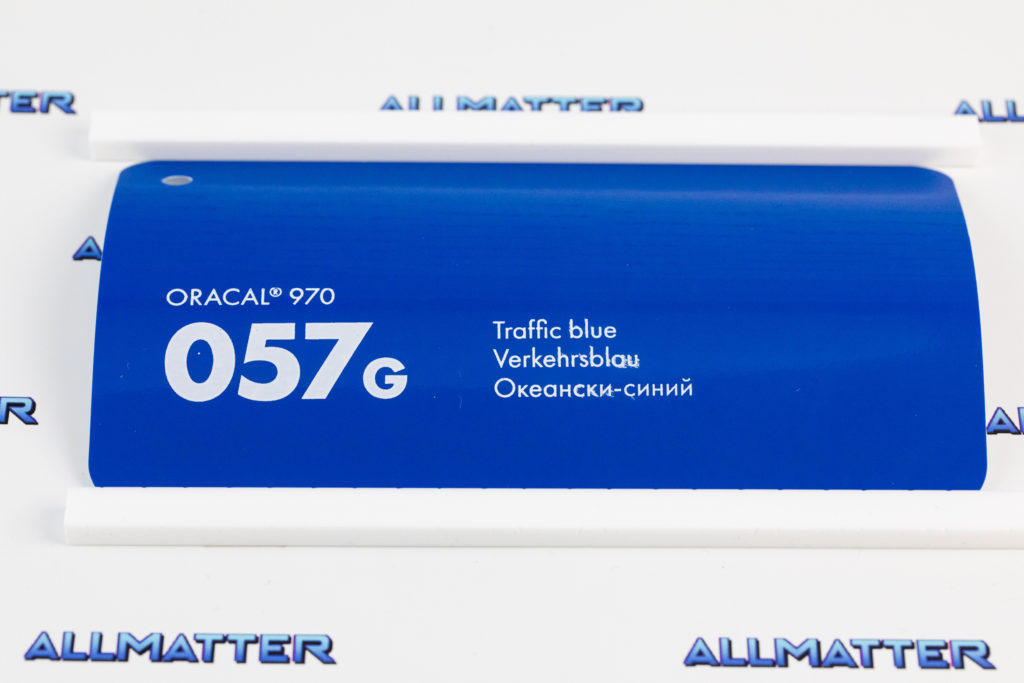 Folia samochodowa Oracal 970 w kolorze niebieskim Traffic Blue 057G