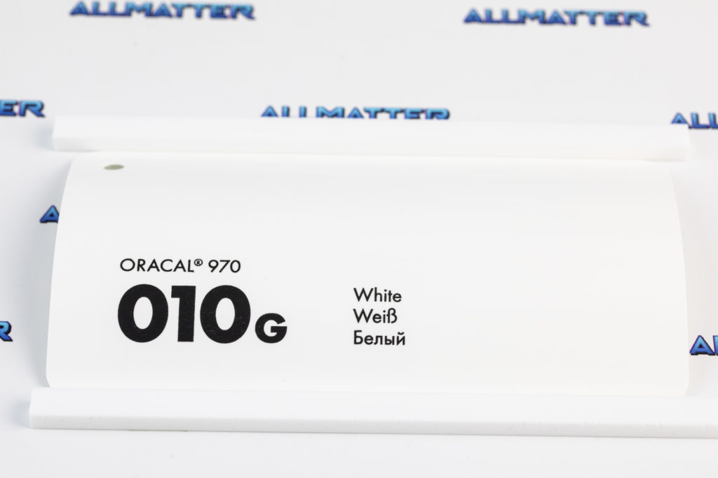 Folia samochodowa Oracal 970 w odcieniu białym, numer 010G